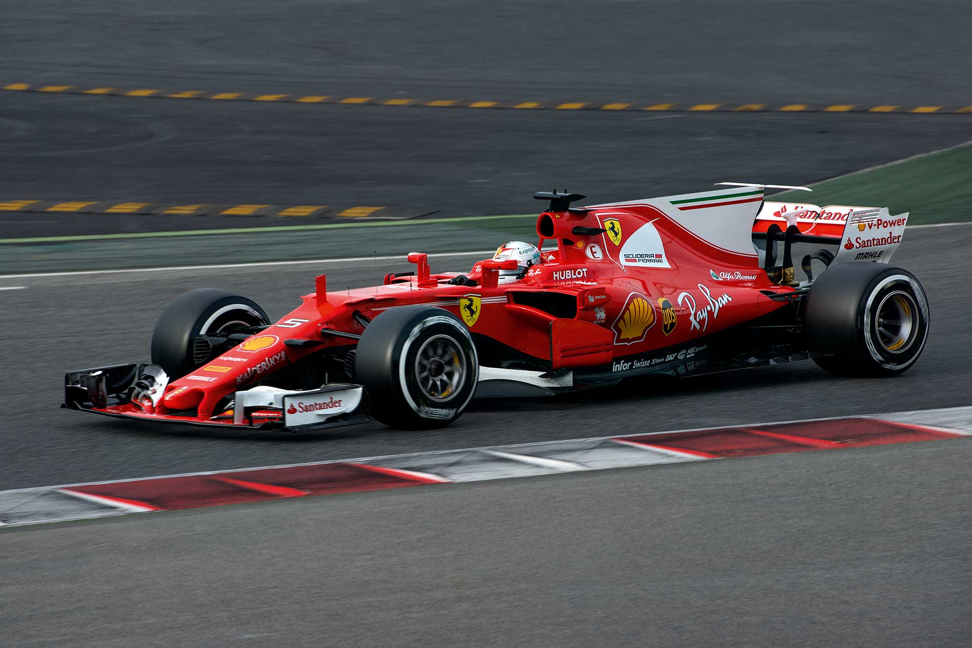 Ferrari unico 2025 carbon red ceramic