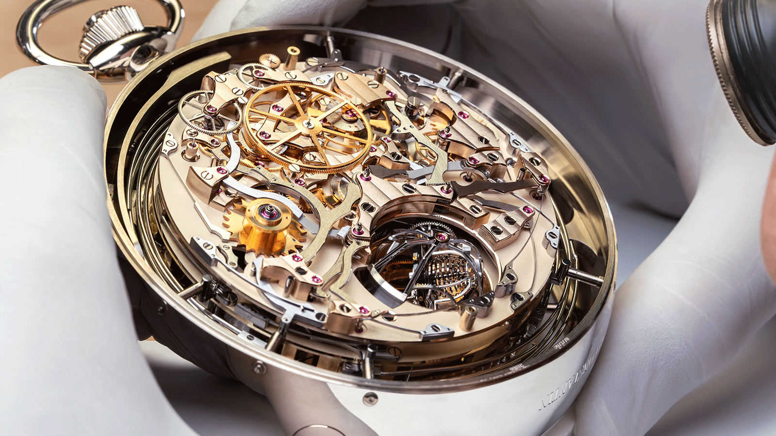 The watchmakers in charge of assembling the timepiece – and who also did most of the decoration – therefore had to be extremely meticulous. The result is a watch whose complexity contributes to its overall elegance and harmony.